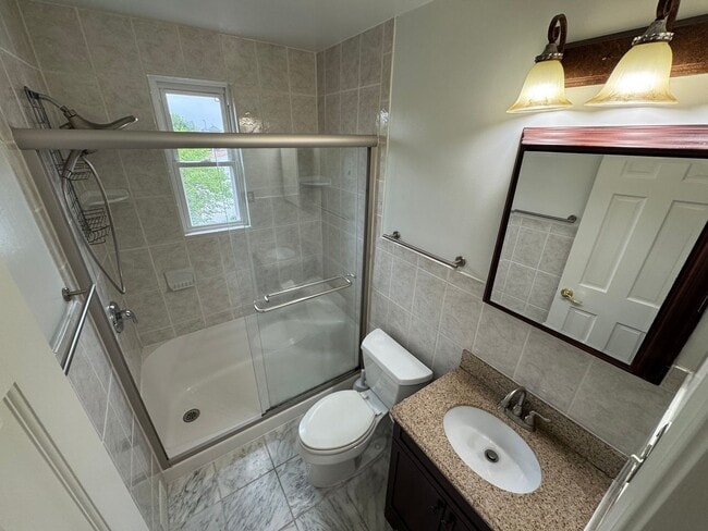 Building Photo - Charming 2 Bed 1 Bath Interior Townhome Wi...