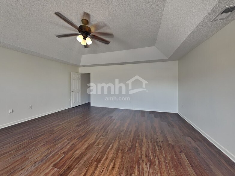 Building Photo - 2410 Highland Park Dr