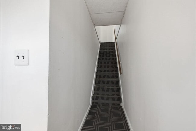 Building Photo - 7909 Oxford Ave