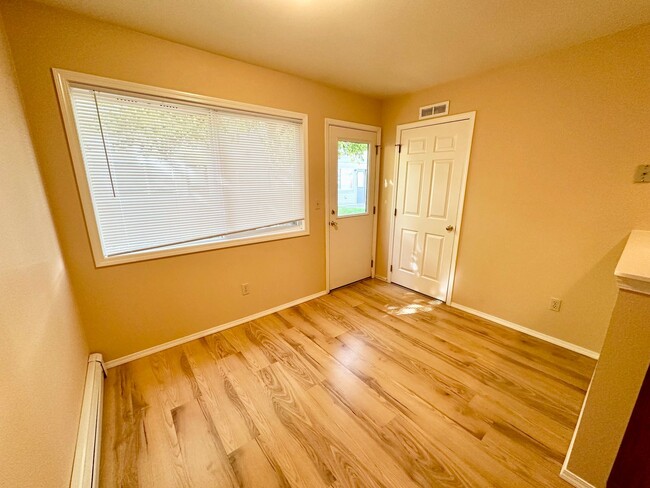 Building Photo - 2 Bedroom 1.5 Bath Townhome for Rent with ...