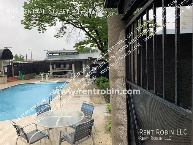 Building Photo - 609 Central St