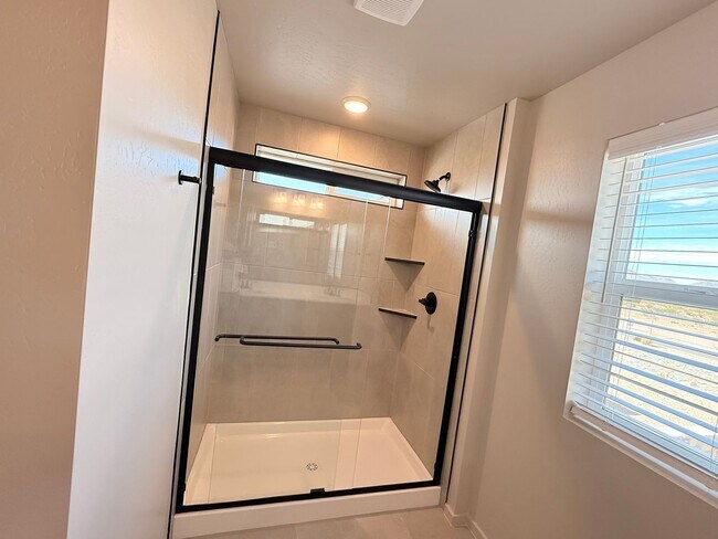 Building Photo - New Home Metro Verde