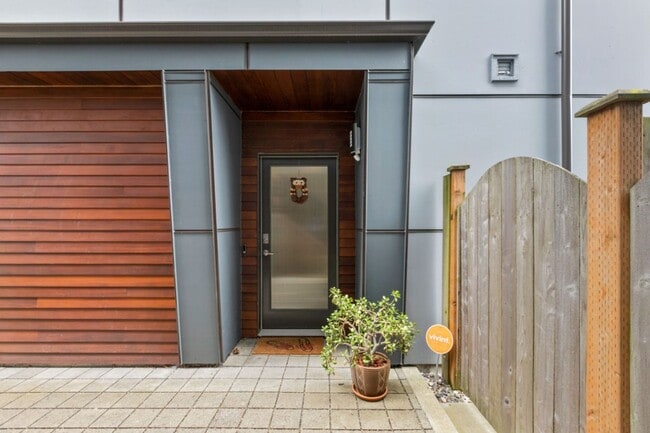 Building Photo - 3Bd/3Ba Seattle Townhome