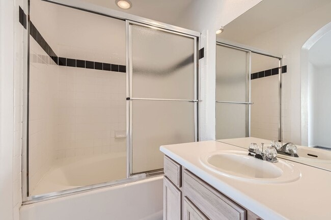 Building Photo - Evolve Real Estate: Spacious 2 Bedroom + L...