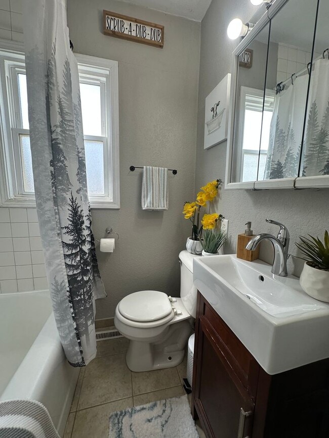 Building Photo - 2 bedroom, 1 bath home for rent in Evansdale