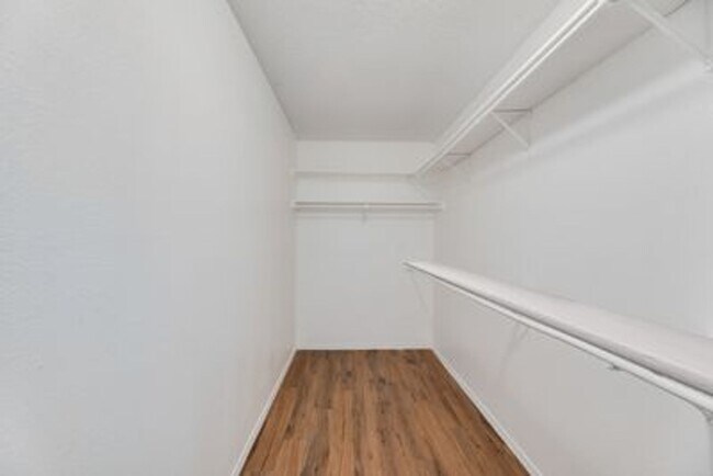 Building Photo - Beautiful newly redone single story home i...