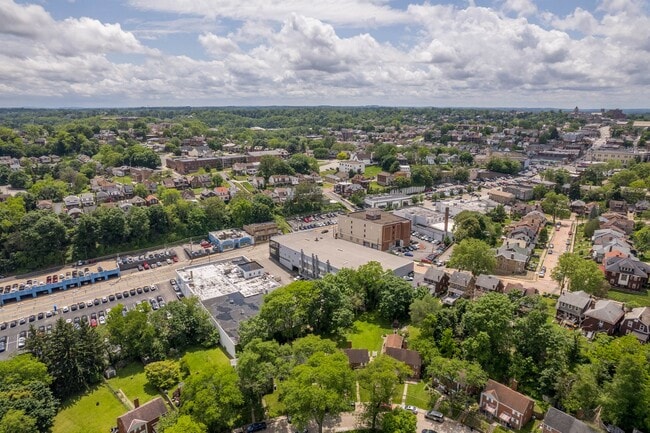 Building Photo - Stunning 2 bedroom home in Dormont availab...