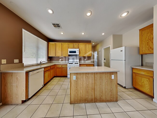 Building Photo - 1330 Summer Dawn Ave