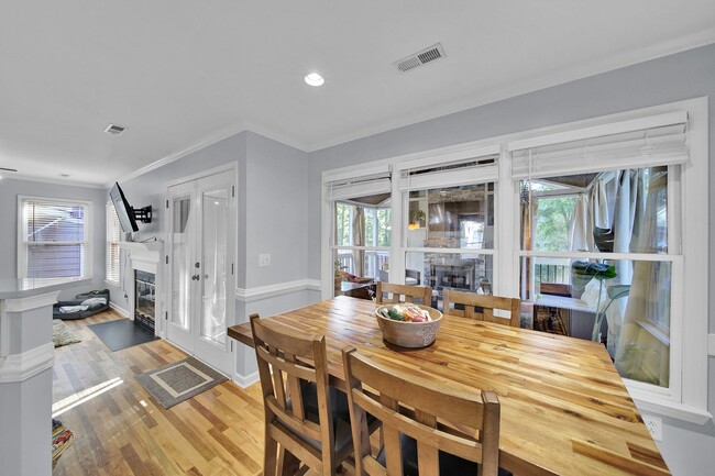 Building Photo - Spacious 4 Bed 2.5 bath Home in Davis Lake...