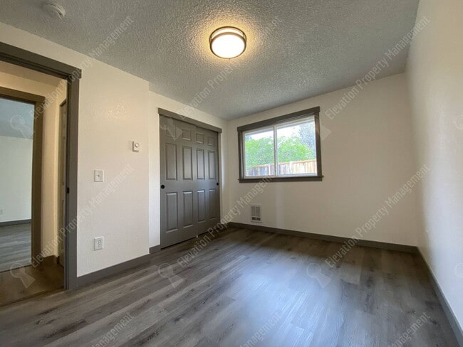 Building Photo - Centrally Located 2 BR - 1 BA Duplex