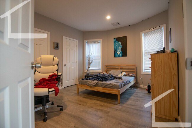 Building Photo - 9/1 Large two-level 5BR/2BA near MBTA, BU & more