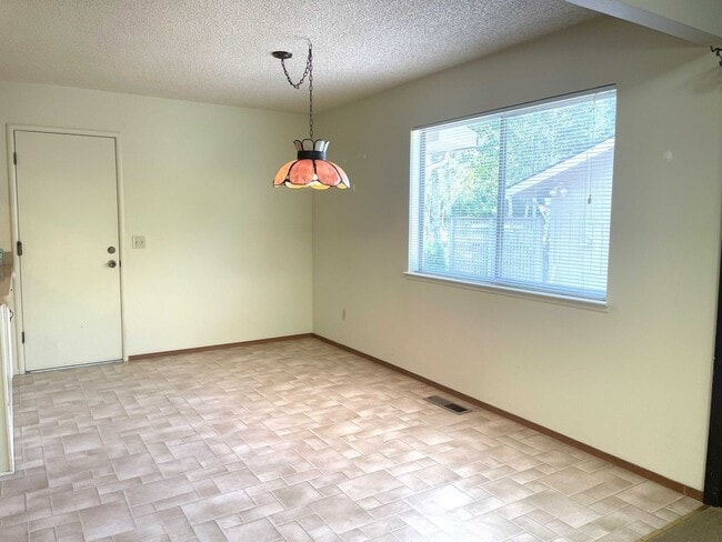 Building Photo - Golf course 3/2 home in Lake Wildwood, Pen...