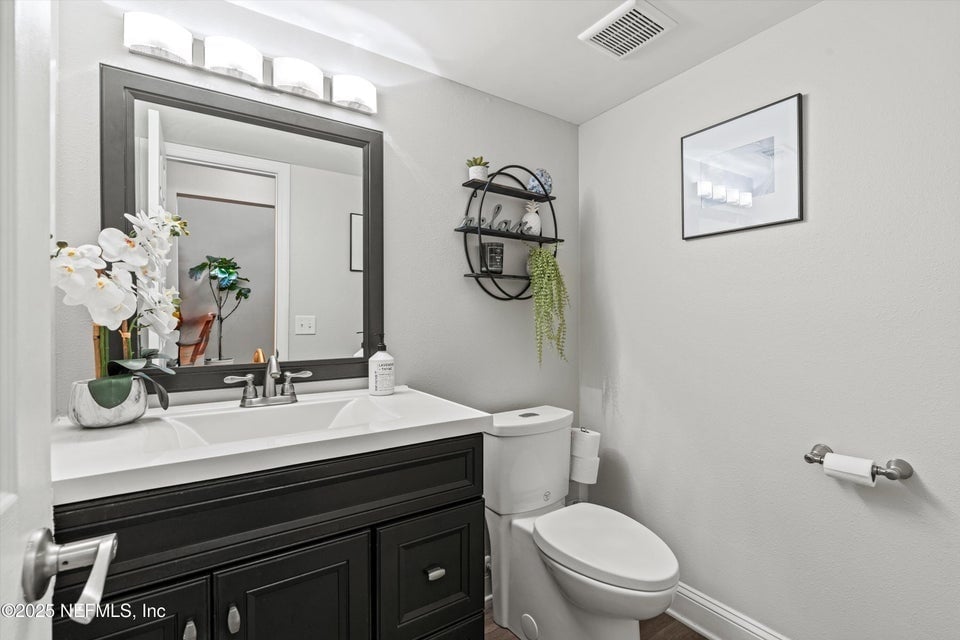 Upstairs Bath - 132 La Pasada Cir W