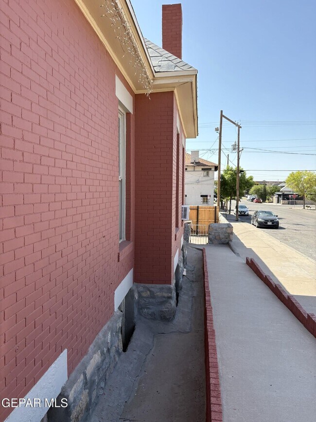 Building Photo - 1800 Montana Ave