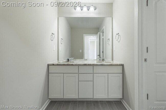 Building Photo - 4819 Glenora Dr
