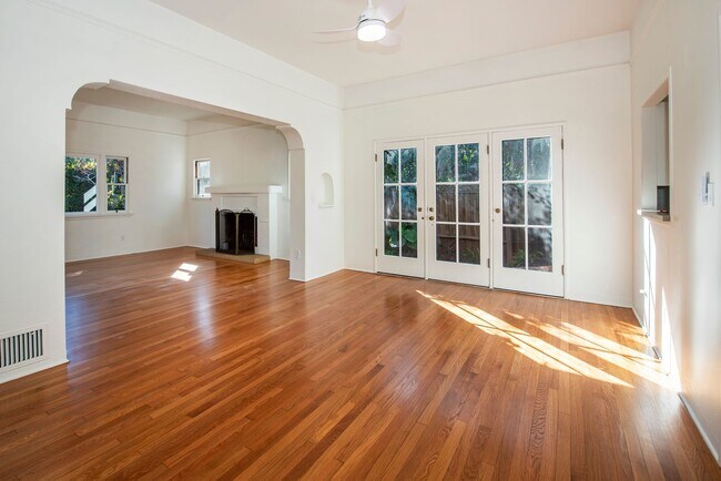 Building Photo - Gorgeously Restored Downtown Home!