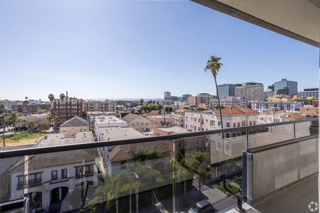 Building Photo - 846-848 S Mariposa Ave
