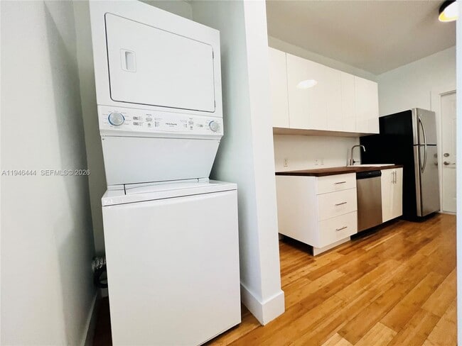 Building Photo - 960 Bay Dr