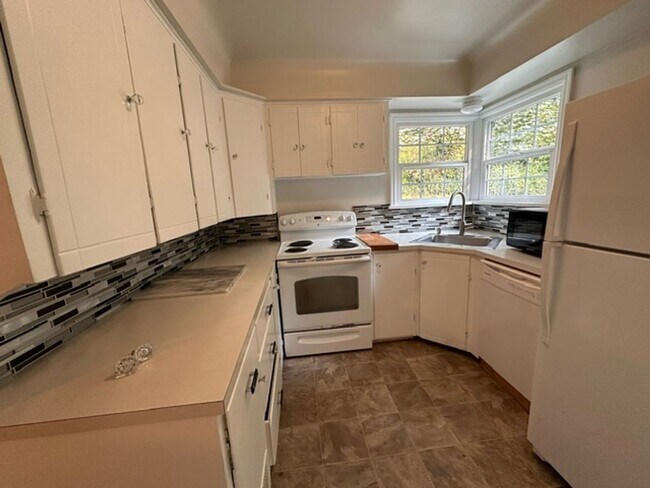 Building Photo - Charming 2 Bed, 1.5 Bath Home with Basement and Sunroom