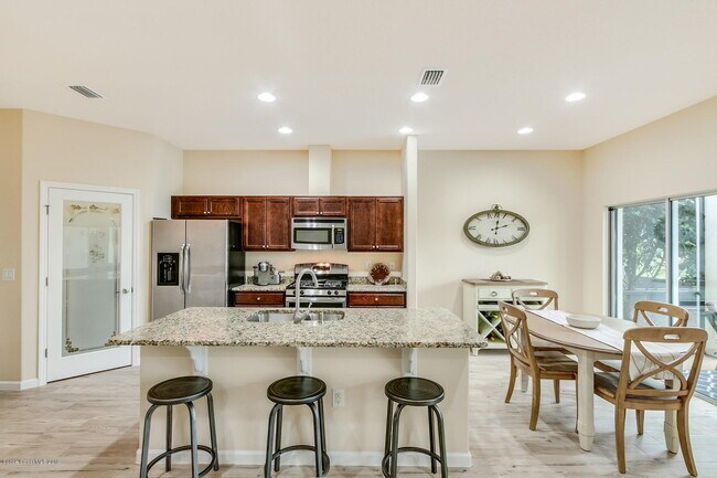 Building Photo - 4-bedroom, 2-bathroom pool home for rent.