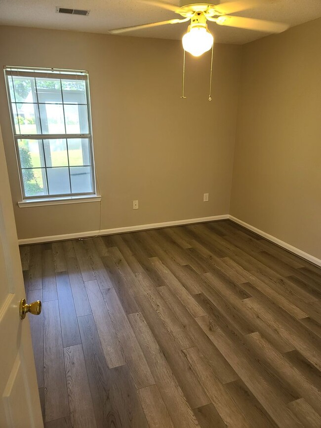 Building Photo - Freshly renovated and low maintenance