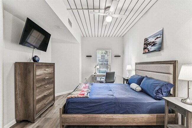 Building Photo - 2421 W Horatio St