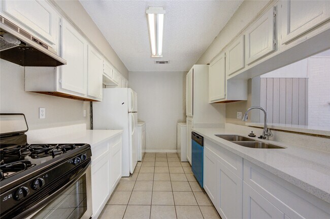 Building Photo - 212 Quaker Dr