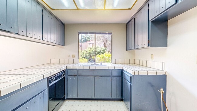 Building Photo - Bright and Beautiful 2 Bedroom 2 Full Bath...