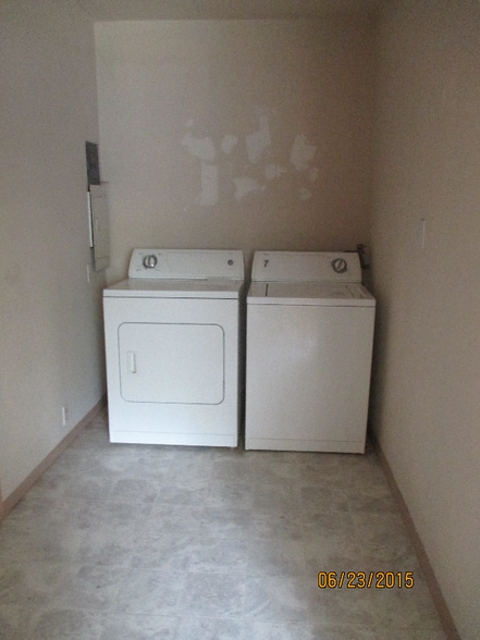 Building Photo - 102 4th St W