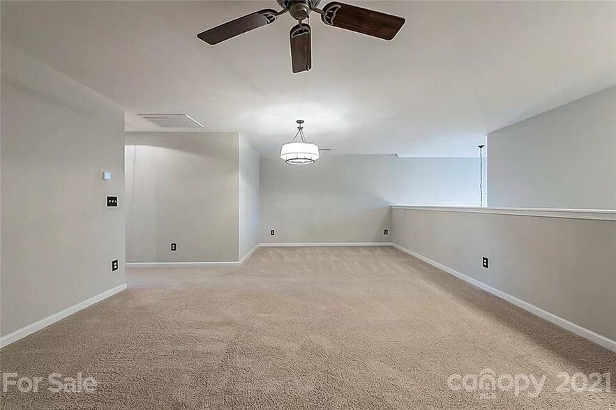 Building Photo - 988 Pennington Dr