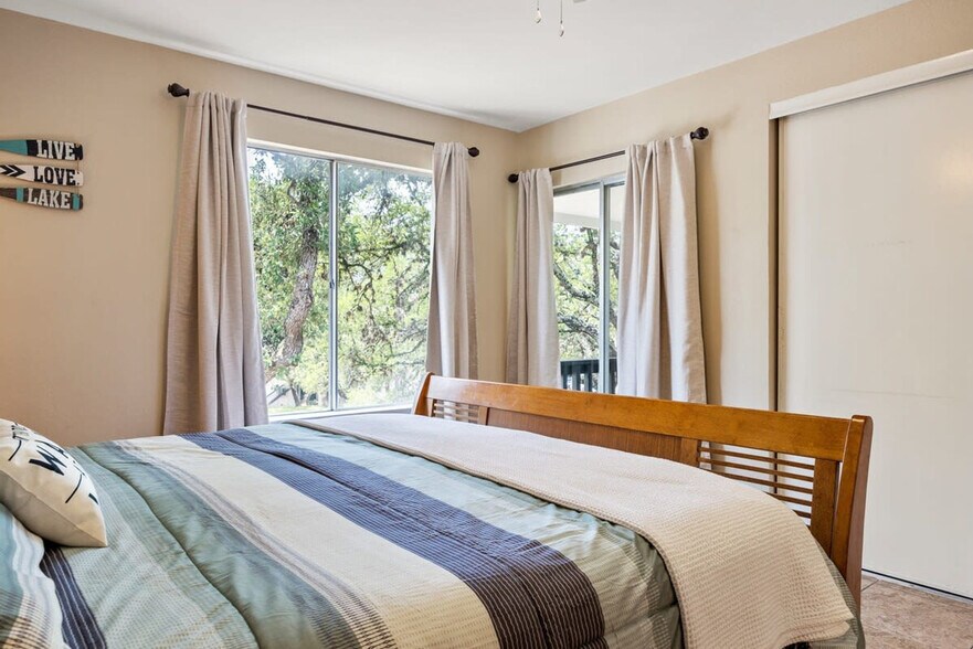 Building Photo - 1029 Parkview Dr