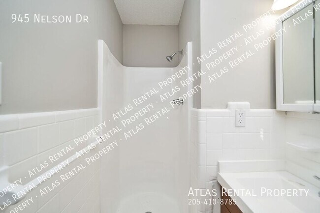 Building Photo - 945 Nelson Dr