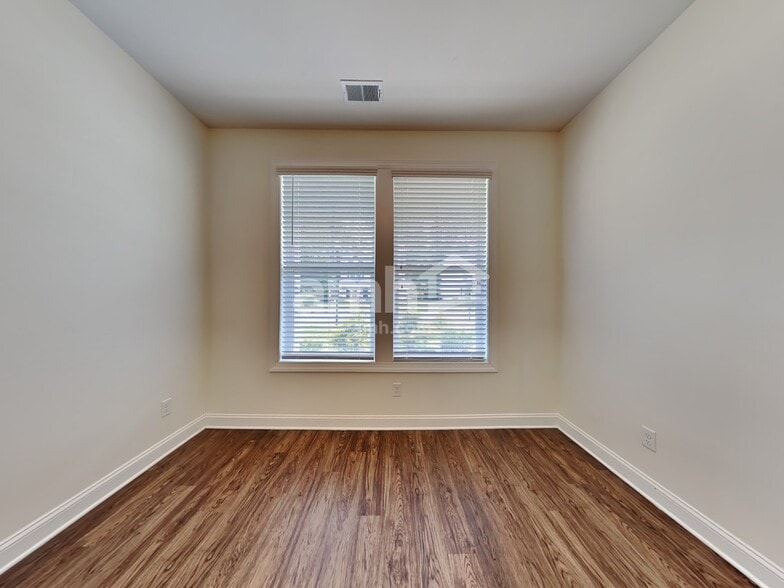 Building Photo - 100 Doral Blue Dr