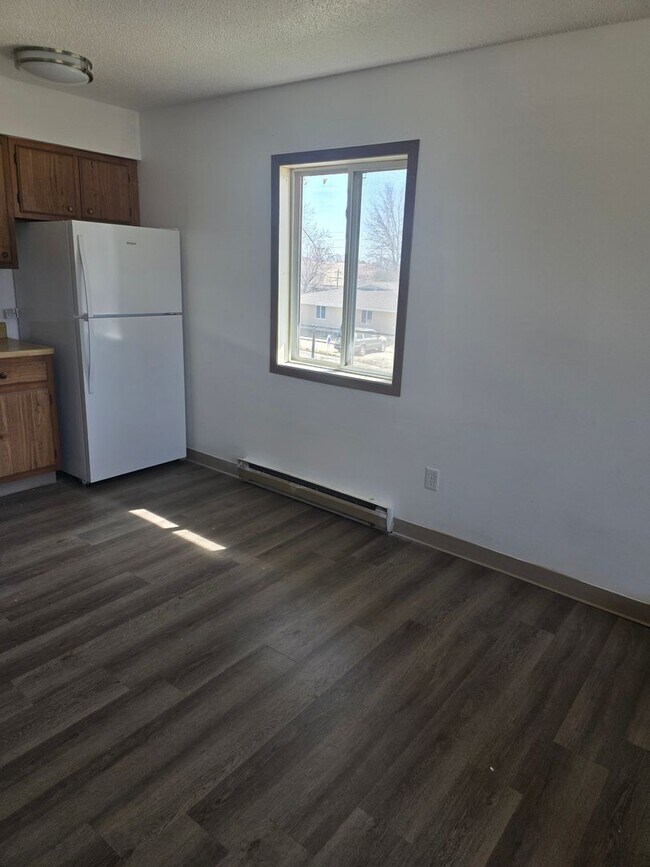 Building Photo - 1409 Belle Plaine