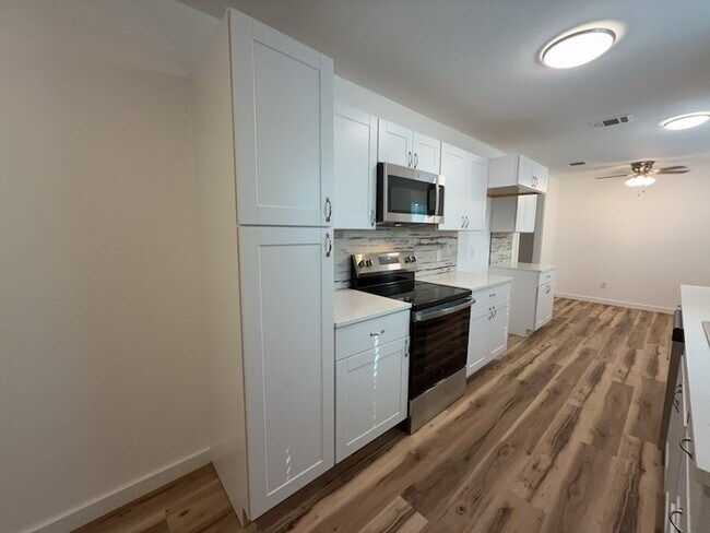 Building Photo - 1202 Valley View Dr