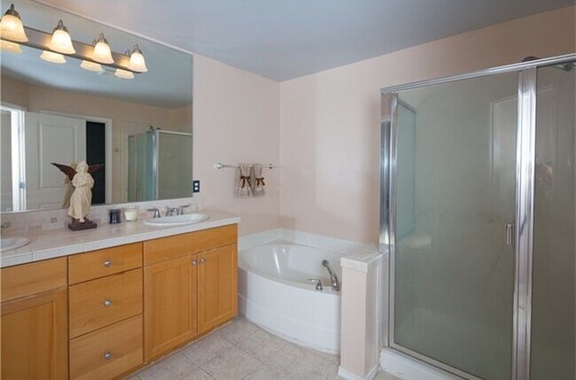 Building Photo - 3 bedroom Townhome in Renton Highlands