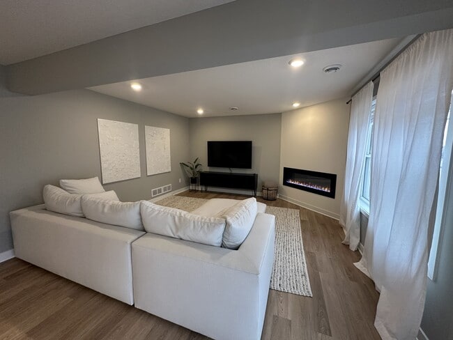 Building Photo - 2122 Ada Dr