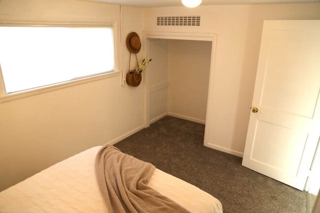 Building Photo - 2bed/1bath with a shop
