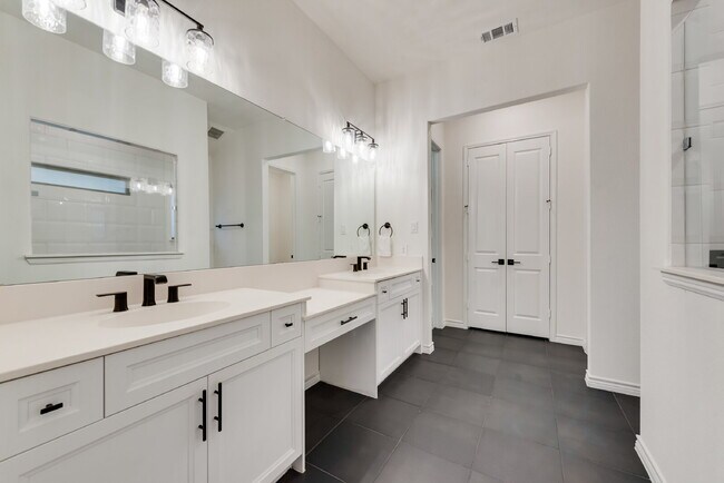 Building Photo - "Spacious 4-Bedroom Retreat with 2.5 Baths...