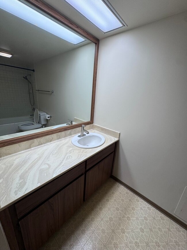 Building Photo - 2 Bed, 2 Bath with reserved, covered parking. Washer/Dryer in unit -Country Club Plaza in Salt Lake