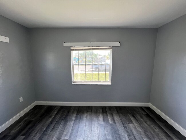 Building Photo - ****COMING SOON!**** 2 Bedroom 1 Bath unit...