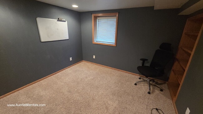 Building Photo - Spacious 3 Bed Duplex with Office + Bonus ...