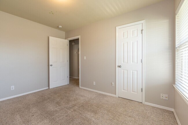 Building Photo - Charming 3 Bed/2 Bath near pool!