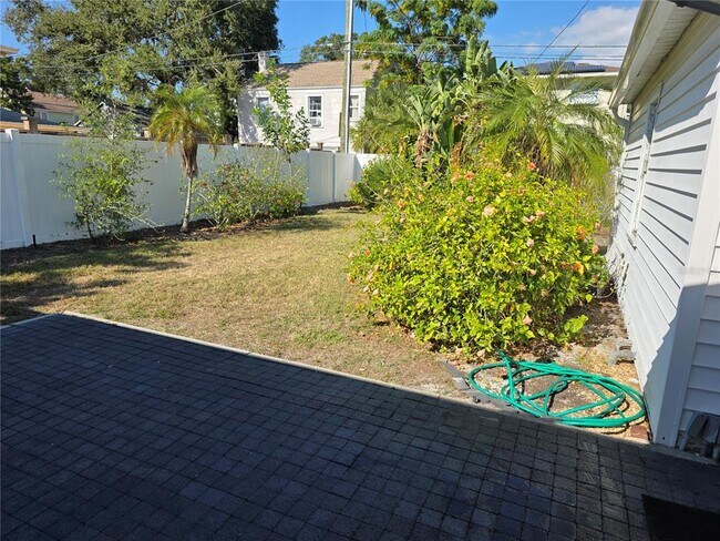 Building Photo - 775 20th Ave N