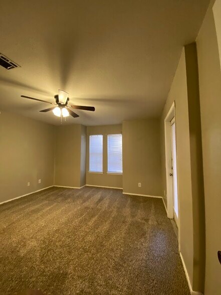 Building Photo - 1305 W Villa Maria Rd