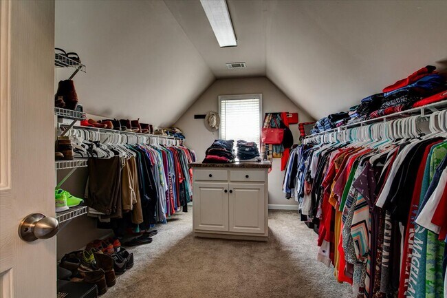 Huge master closet - 1120 Bentwater Dr