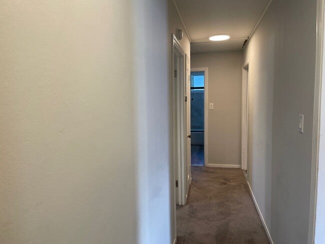 Building Photo - Welcome Home to 5 bedrooms 3 baths!