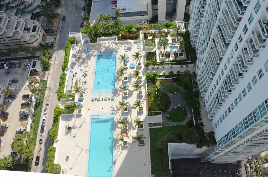 Building Photo - 950 Brickell Bay Dr