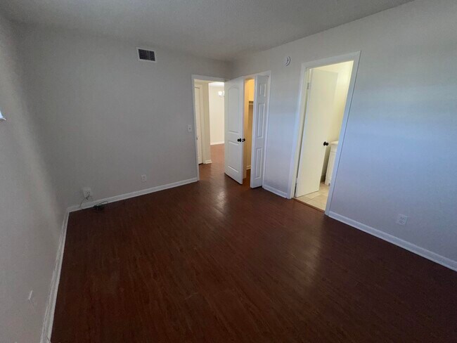 Building Photo - 420 W Palm St