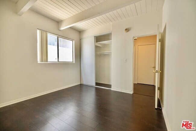 Building Photo - 451 S Oakhurst Dr